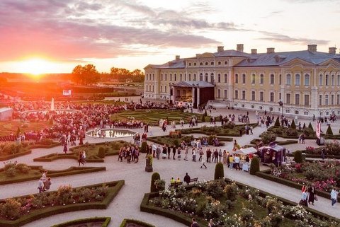 13.07. | Senās mūzikas festivāla noslēguma koncerts RUNDĀLES PILS ROŽU dārzā / Antonio Vivaldi Gadalaiki. Roberts Balanas, vijole, Sinfonietta Rīga! Pa ceļam Igo Ceplis! BAUSKAS EKSKURSIJA un atjaunotā Mežotnes baznīca!